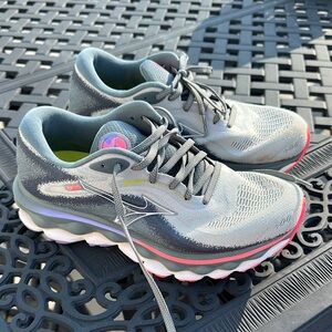 Mizuno Women's Gray Running Shoes